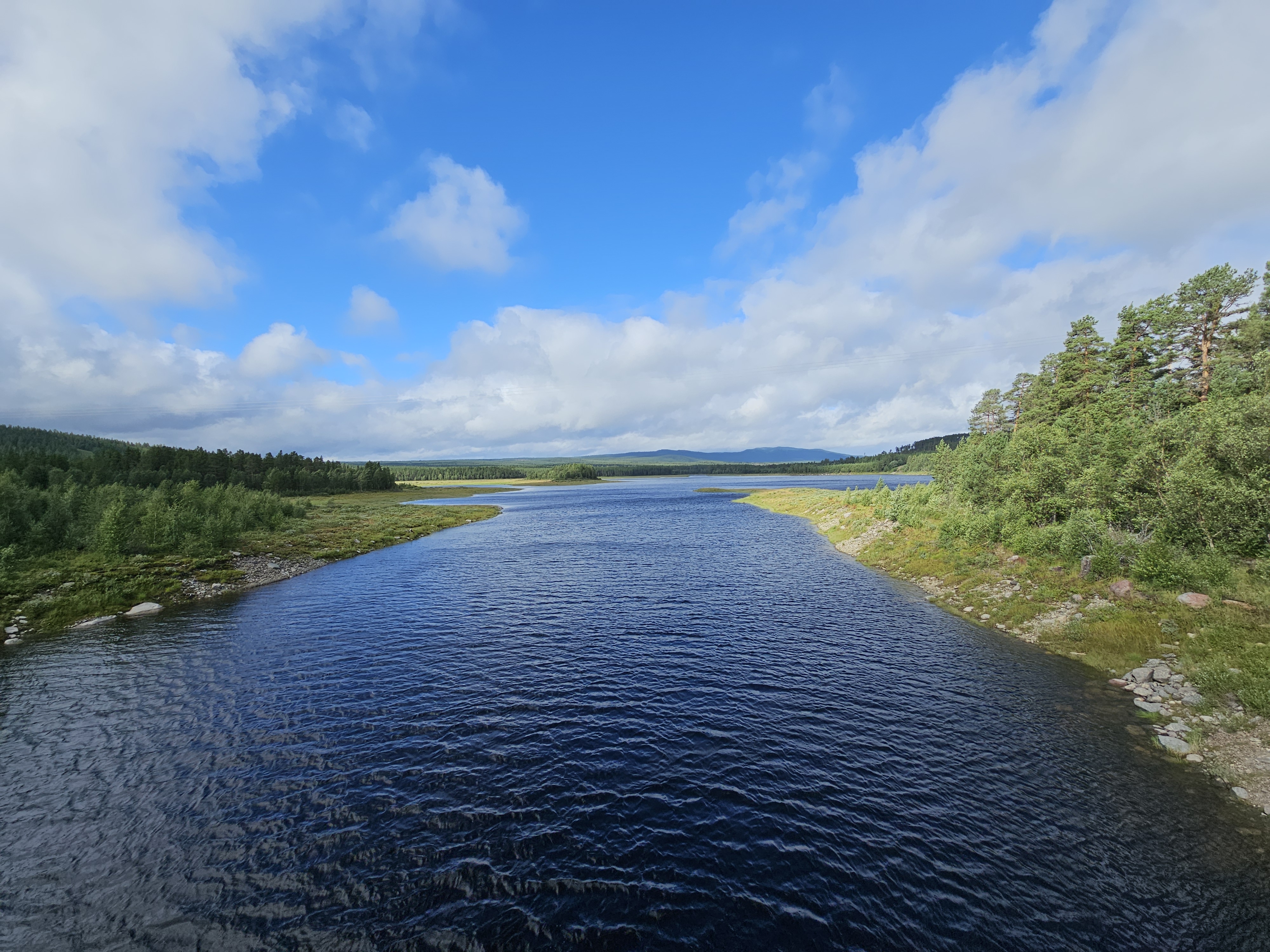 Blick von Brücke auf den See