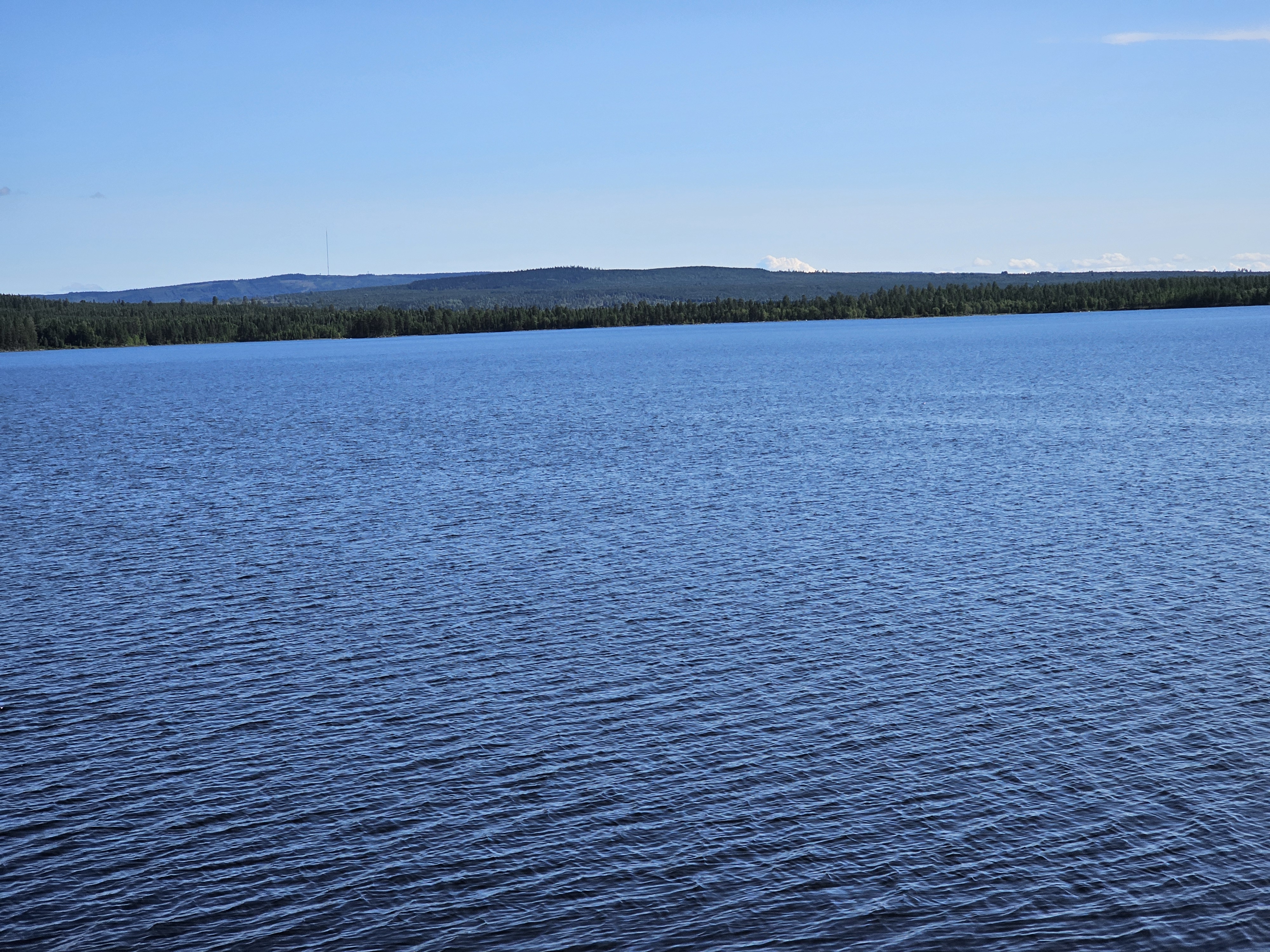 Blauer Himmel über See